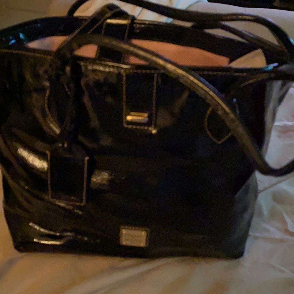 Black patent leather Dooney & Bourke tote handbag